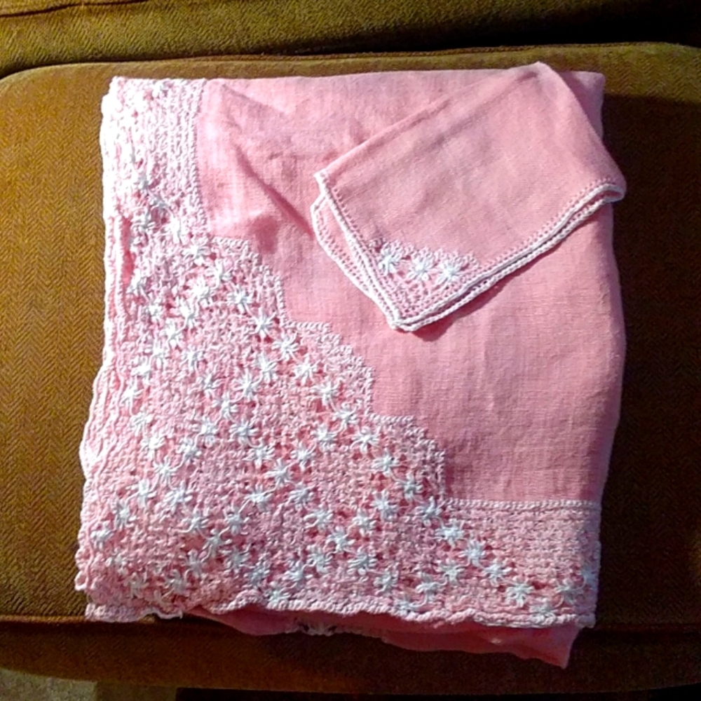 Vintage Linen Crochet edged Tablecloth and Napkin set. 10pc setting